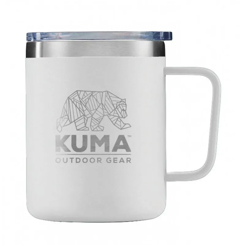 Potovalna skodelica KUMA v beli barvi, izdelana iz dvojnega nerjavečega jekla, je vakuumsko zatesnjena in odporna na razlitje. S prostornino 355 ml je idealna za uživanje pijač na poti.